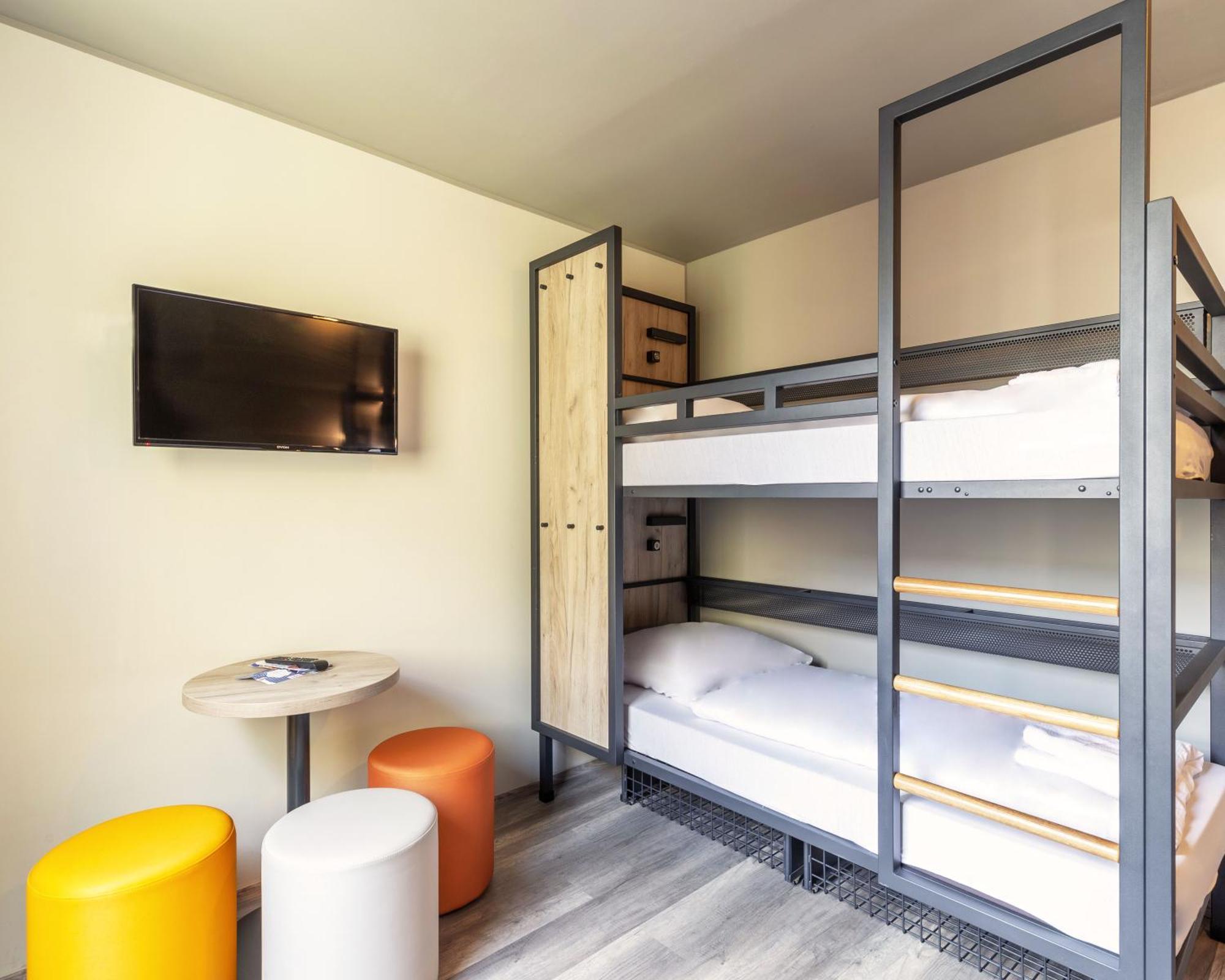 Bed 8-Bed Dormitory Room